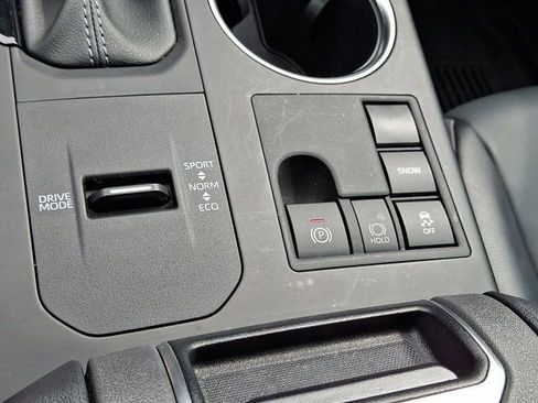 Used 2024 Toyota Highlander XLE FWD image 31