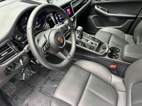 Certified 2025 Porsche Macan AWD/4WD image 4
