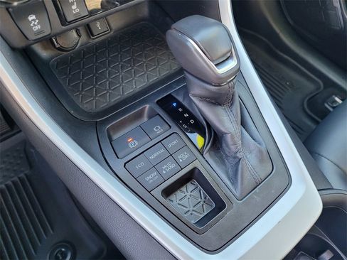 Used 2022 Toyota RAV4 XLE Premium image 18