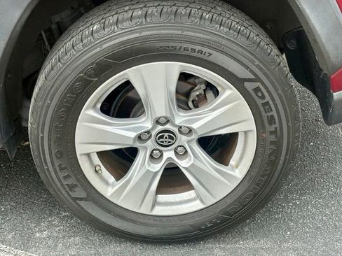 Used 2019 Toyota RAV4 XLE FWD image 31