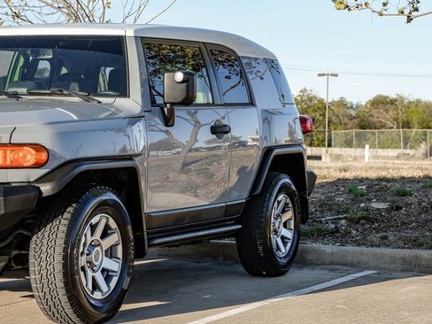 Used 2014 Toyota FJ Cruiser 4WD w/ Upgrade Package image 8