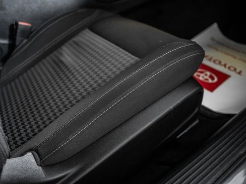 Used 2015 Dodge Challenger SXT image 31