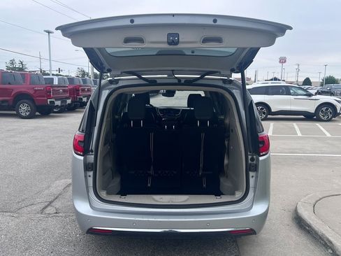Used 2024 Chrysler Pacifica Touring-L FWD image 15