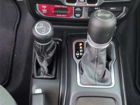 Used 2025 Jeep Wrangler Unlimited Rubicon AWD/4WD image 24