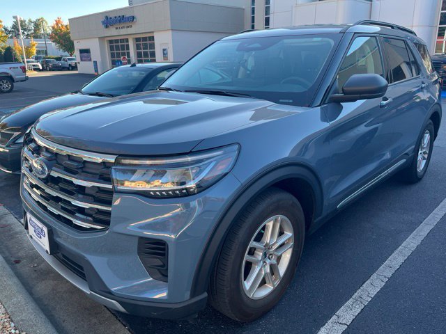 Used 2025 Ford Explorer Active RWD image 1