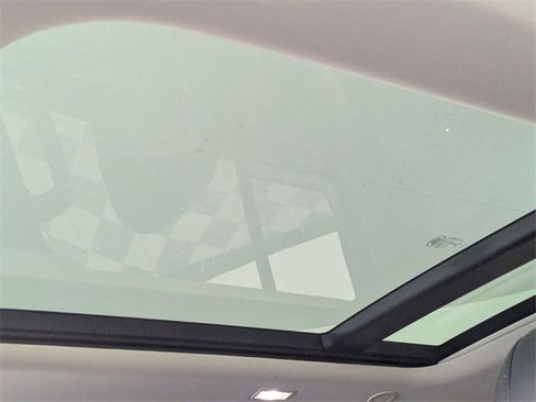 Used 2020 Land Rover Defender 110 SE image 12