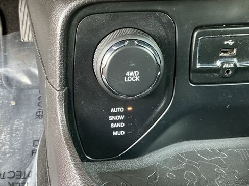 Used 2017 Jeep Renegade Latitude image 36