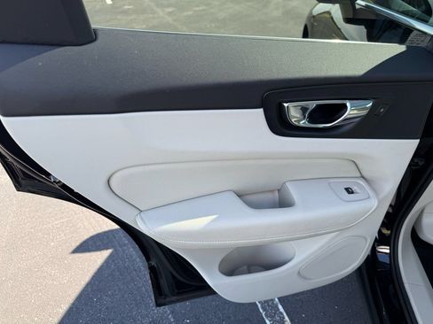 Used 2018 Volvo XC60 T5 Momentum w/ Vision Package AWD/4WD image 24