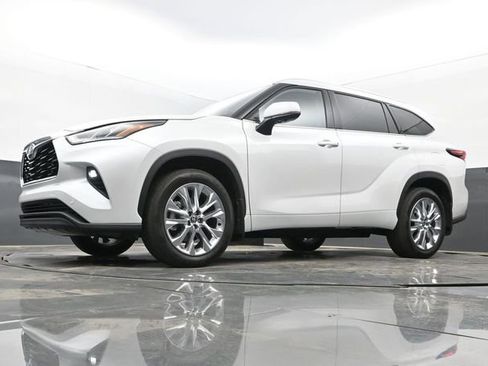 Used 2026 Toyota Highlander Limited image 12