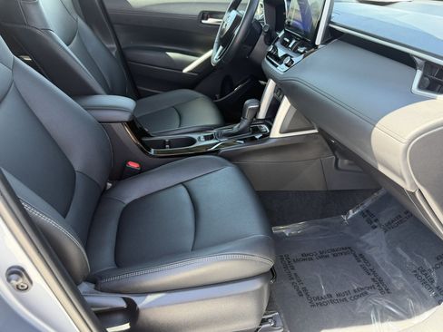 Used 2025 Toyota Corolla Cross XLE w/ Convenience Package FWD image 20