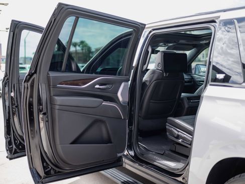 Used 2023 Cadillac Escalade ESV Sport Platinum w/ LPO, ONYX Package AWD/4WD image 9