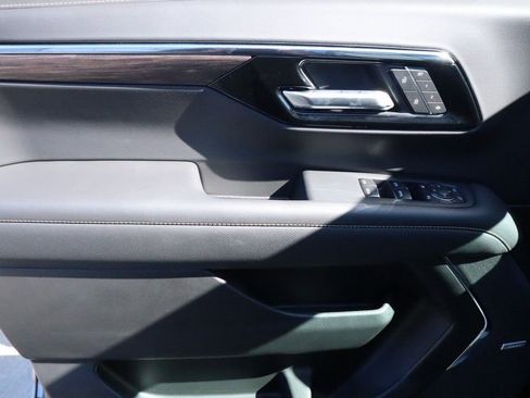 New 2026 Chevrolet Suburban Premier image 25