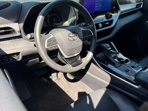 Used 2024 Toyota Highlander Platinum AWD/4WD image 2