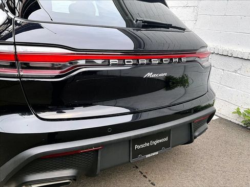 Certified 2025 Porsche Macan AWD/4WD image 13