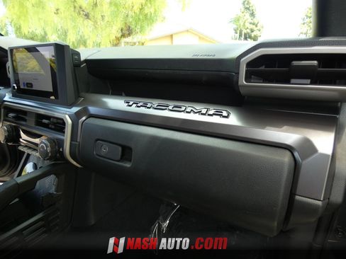 Used 2025 Toyota Tacoma TRD Sport AWD/4WD image 40