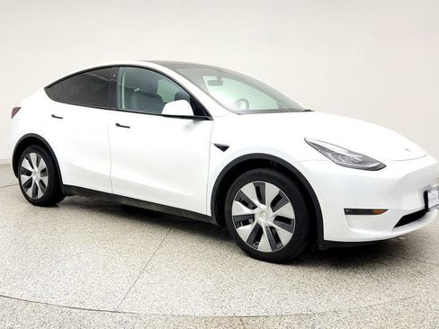 Used 2023 Tesla Model Y AWD image 3