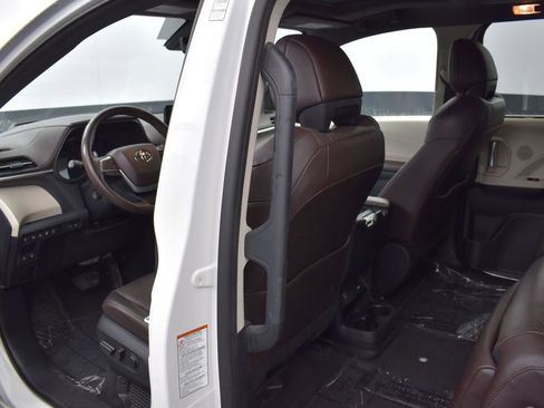 Used 2021 Toyota Sienna Platinum image 27