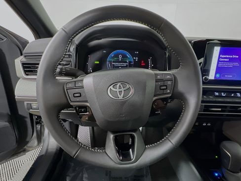 Used 2025 Toyota Camry SE image 18
