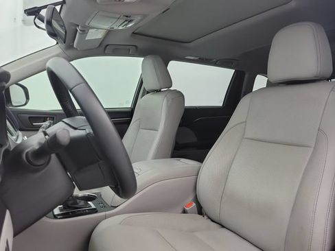 Used 2015 Toyota Highlander Limited FWD image 18
