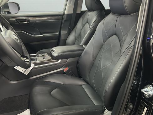 New 2026 Toyota Highlander Platinum image 4