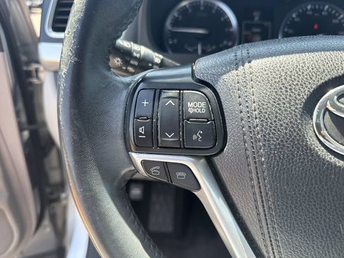 Used 2016 Toyota Highlander XLE FWD image 16
