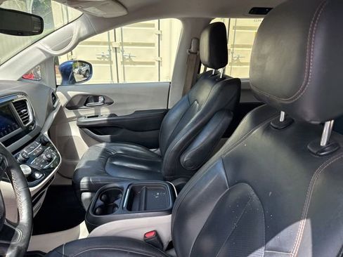 Used 2020 Chrysler Pacifica Touring-L FWD image 10