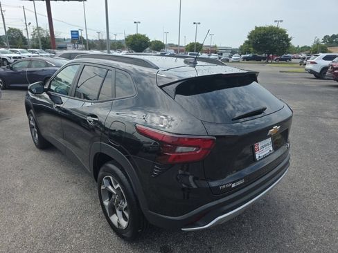Used 2025 Chevrolet Trax LT FWD image 6