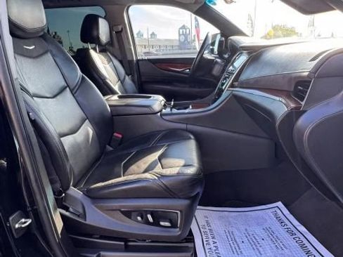 Used 2019 Cadillac Escalade ESV Luxury RWD image 17