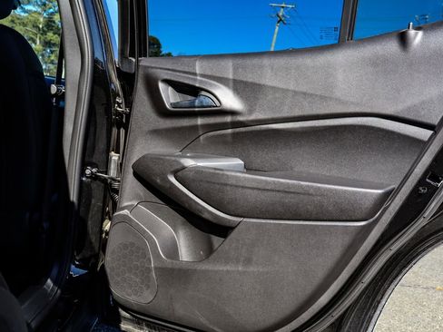 Used 2025 Chevrolet Trax LT w/ LT Convenience Package image 37