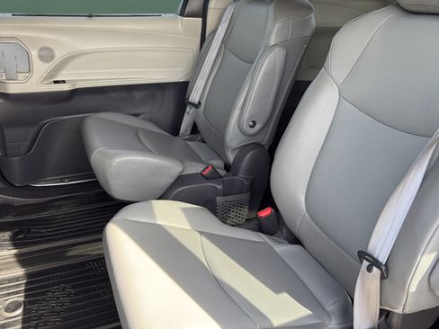 Used 2021 Toyota Sienna XLE AWD/4WD image 23
