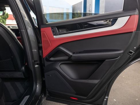 Certified 2025 Porsche Cayenne Coupe image 37