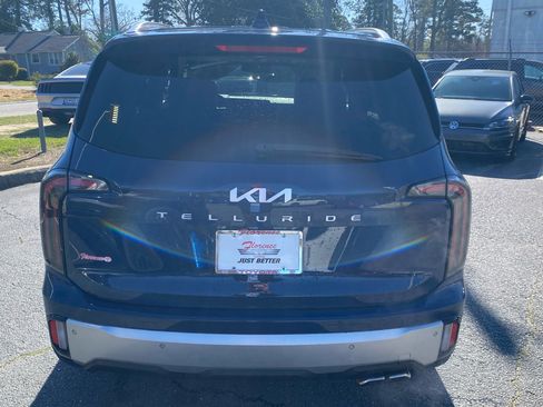Used 2024 Kia Telluride EX w/ EX Captain's Chair Package image 11