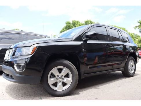 Used 2016 Jeep Compass Latitude image 2