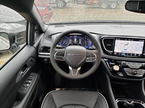 New 2026 Chrysler Pacifica Limited w/ Trailer Tow Group image 9