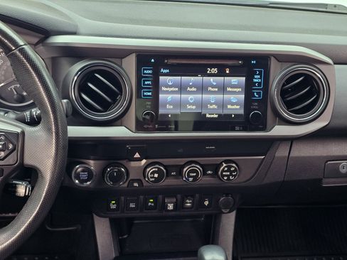 Used 2019 Toyota Tacoma TRD Off-Road w/ Technology Package image 18