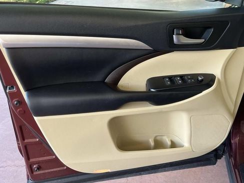 Used 2019 Toyota Highlander XLE image 28