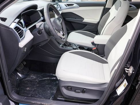 Certified 2025 Volkswagen Taos SE image 17