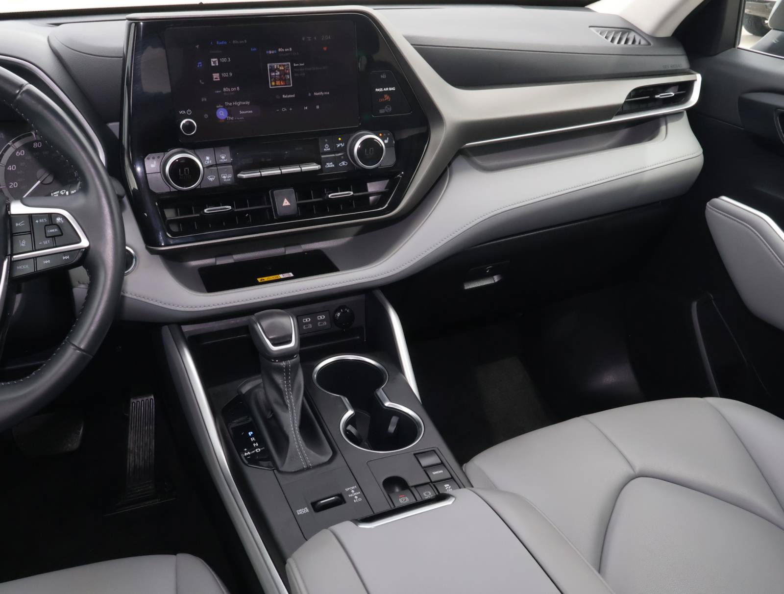 Used 2023 Toyota Highlander XLE FWD image 11
