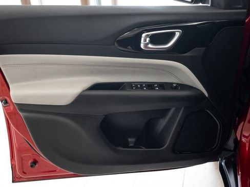 Used 2025 Jeep Compass Limited image 8