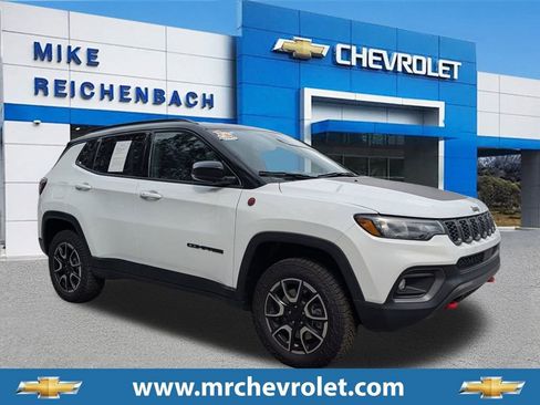 Used 2024 Jeep Compass Trailhawk image 1