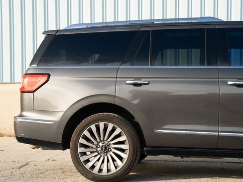 Used 2018 Lincoln Navigator Reserve w/ Technology Package image 12