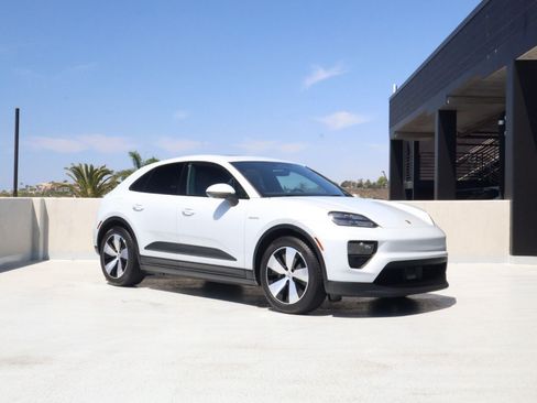 Certified 2025 Porsche Macan 4 Electric AWD/4WD image 6