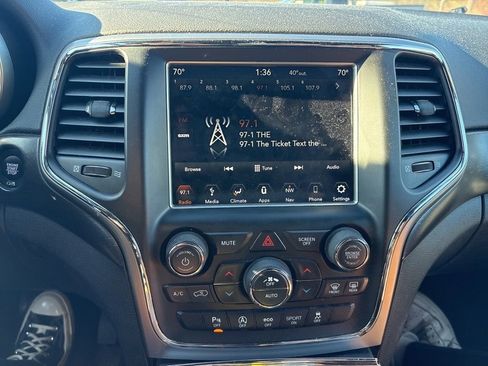 Used 2018 Jeep Grand Cherokee Laredo image 14