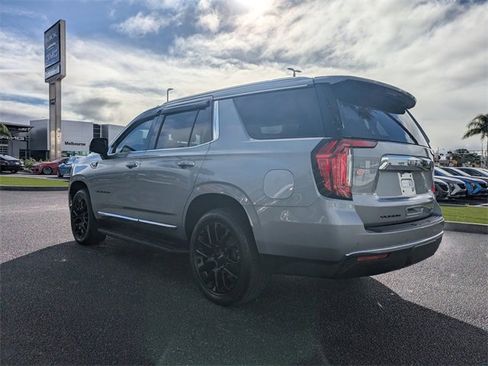 Used 2024 GMC Yukon SLT w/ SLT Luxury Package image 5