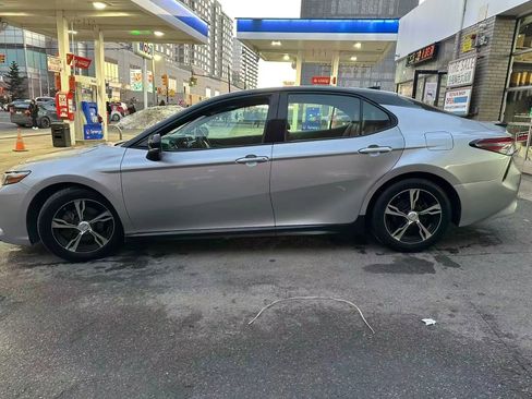 Used 2018 Toyota Camry XSE FWD image 2
