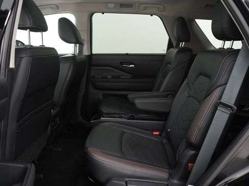 Used 2024 Nissan Pathfinder Platinum AWD/4WD image 16