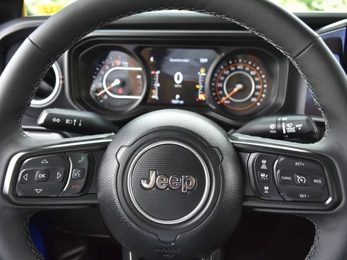 Used 2025 Jeep Gladiator Sport AWD/4WD image 16
