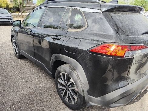 Used 2024 Toyota Corolla Cross XLE w/ Convenience Package FWD image 6