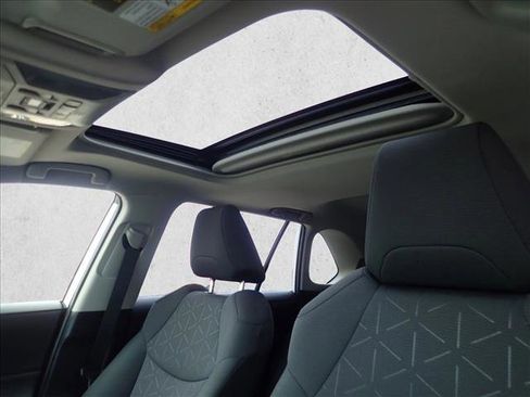 Used 2021 Toyota RAV4 XLE w/ Convenience Package FWD image 13
