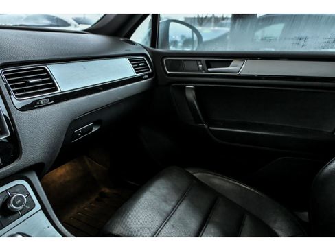 Used 2017 Volkswagen Touareg Wolfsburg Edition image 22